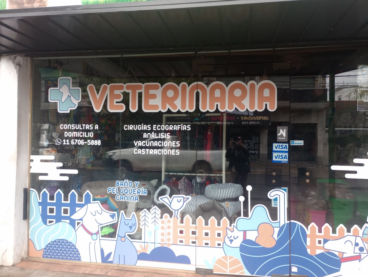 Fachada y recepción luminosa de Veterinaria Mansilla en Ituzaingó
